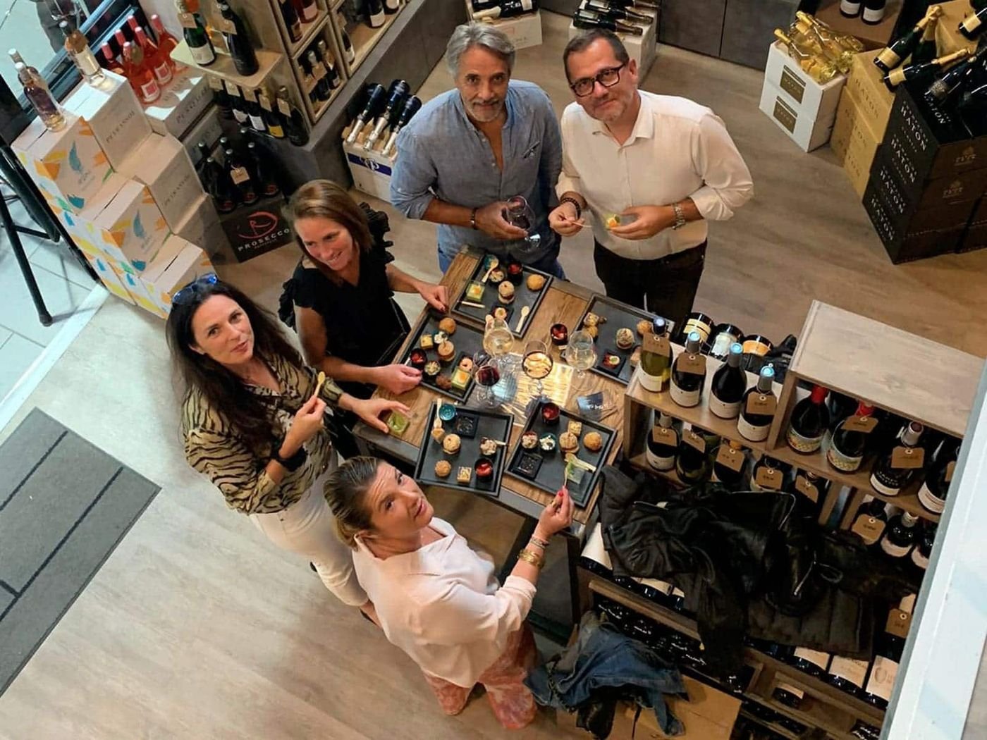 Membres du Club Pierre Noble autour d’une dégustation